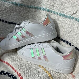 Adidas girls size 5 white/holographic court shoes NWT